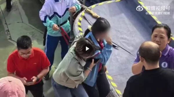 中国广东佛山一所中学，运动会射箭表演竟当场射中女学生脸部。女学生（中）脸上插著箭，表情痛苦。（图撷取自微博）