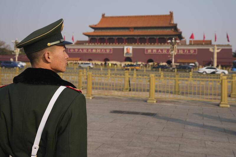 中国官媒《新华社》前记者、现为北京执业律师的金无忌，悲痛自曝自己被列为「上访者」。图为北京天安门广场的警察。（美联社）