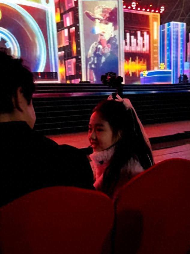 陈思诚坐佟丽娅座位与小酒窝聊天,笑得腮帮子都咧开了