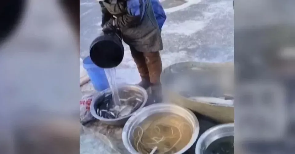 零下20度!东北早市奇观 替鱼洗“热水澡”