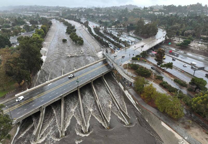 一道「大气长河」的异常强烈风暴系统侵袭加州南部，洛杉矶郡沿海地区发布洪水警报。（法新社）