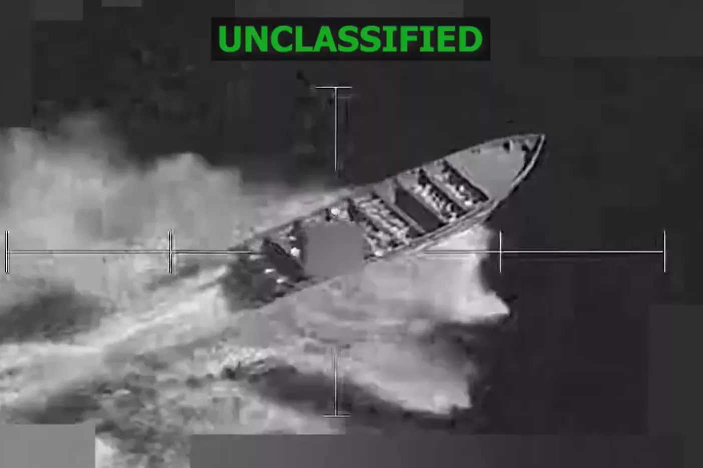 轰炸瞬间画面曝!美军击毁运毒船3死,21起空袭已夺80命