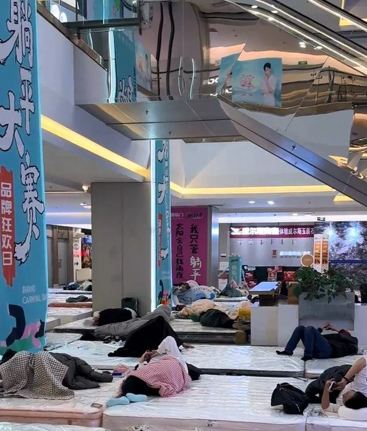 男子淘汰200余人在"躺平大赛"夺冠,躺床垫上33小时