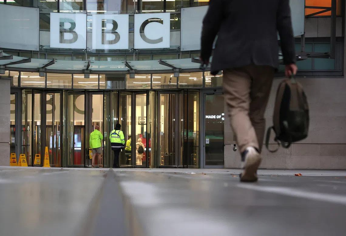 除了纪录片造假,BBC另两个被指报道具倾向性的指责,涉及新闻报道袒护恐怖组织哈马斯并敌视以色列,以及不报道不利于“跨性别”极左意识形态的新闻。 (路透社) 除了纪录片造假,BBC另两个被指报道具倾向性的指责,涉及新闻报道袒护恐怖组织哈马斯并敌视以色列,以及不报道不利于“跨性别”极左意识形态的新闻。 (路透社)