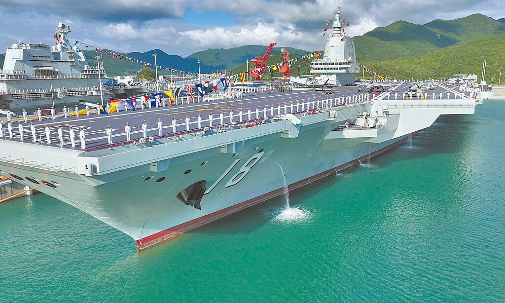 大陆第一艘电磁弹射型航空母舰福建号入列授旗仪式，在海南三亚某军港举行。 （新华社）