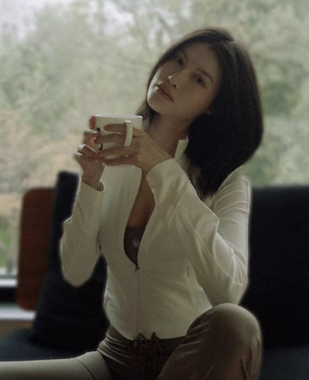 何穗产后晒照大秀身材，被质疑煽动身材焦虑