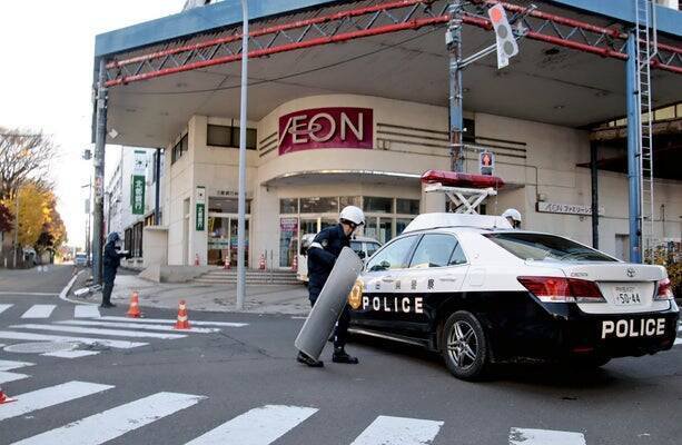 昨（16）日秋田县能代市上午传出，有熊在闯进营业中的「永旺」（Aeon）商场。（图撷取自@livedoornews 社群平台「X」）