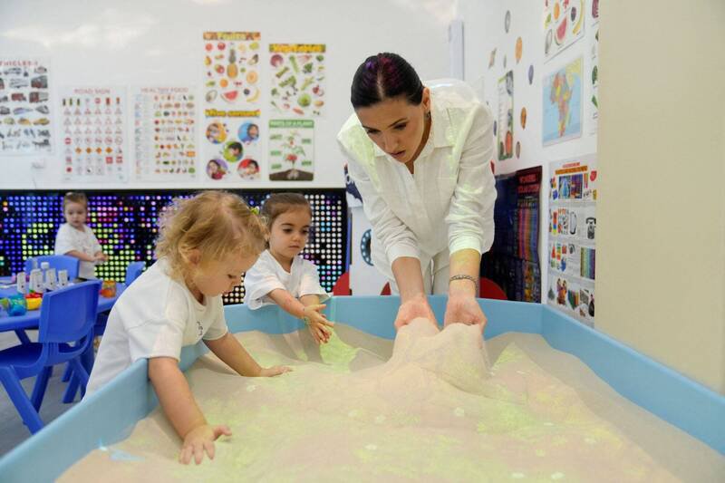 澳洲儿童玩耍用的彩色沙子验出石棉成分，69间学校被迫关闭。儿童玩沙示意图。（路透）