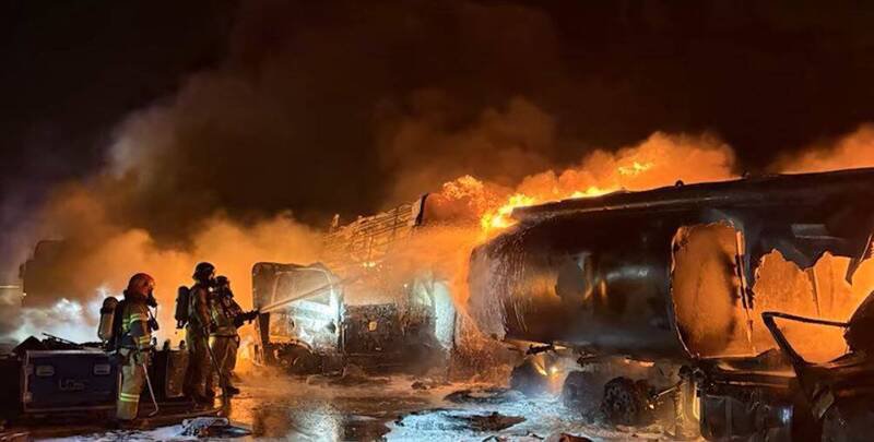 南韩永川高速公路17日凌晨发生连环追撞事故，其中一辆油罐车起火燃烧。（撷取自MBCNEWS影片）