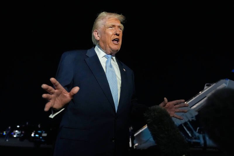 美国总统川普16日晚间在佛州棕榈滩国际机场，准备登上空军一号返回白宫前，向媒体发表谈话。（美联社）