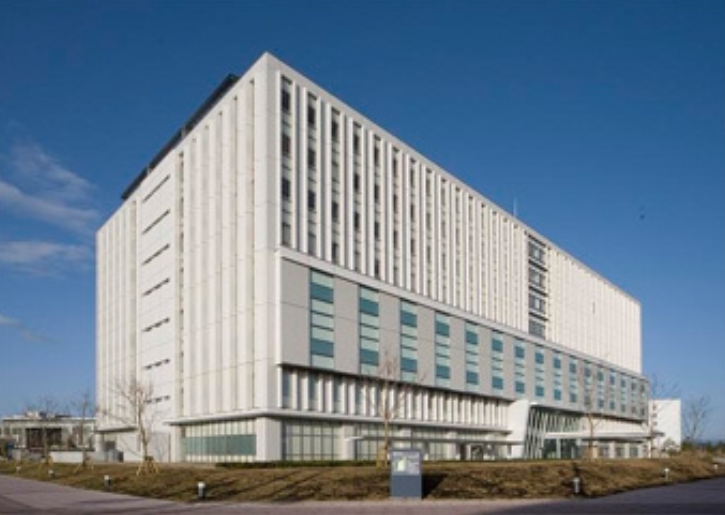 日本71岁老妇不堪长期照护102岁的老母亲，在住处将其勒毙。图为东京地院立川分院。（图撷自日本法院官网）