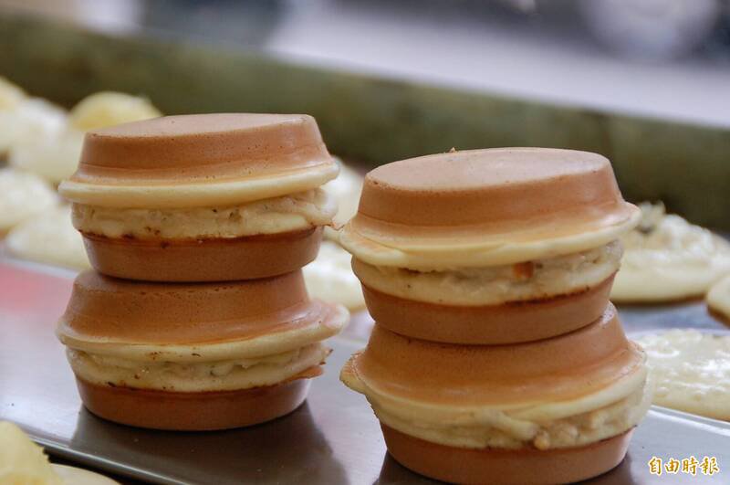 照片为日治时代传入台湾的点心之一，被称为「红豆饼」、「管仔粿」或「车轮饼」。（资料照）
