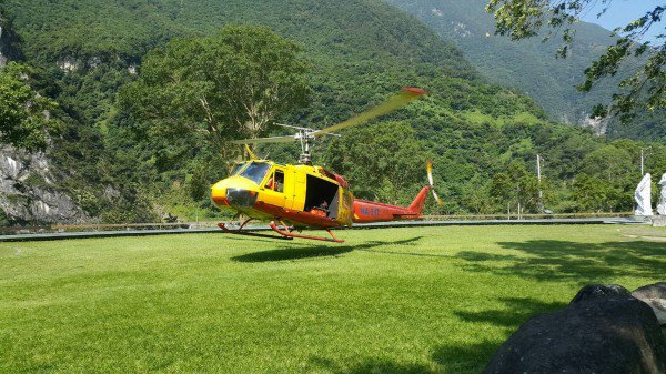 太鲁阁国家公园知名锥麓古道16日传出李姓男子失足坠崖死亡意外，由于地形崎岖遗体无法运送下山，今早空勤直升机协助支援吊挂（花莲县消防局提供）（记者王锦义摄）