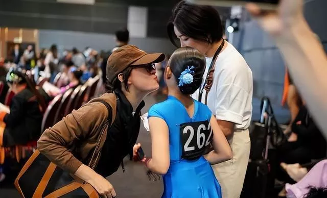 邓超46岁再创纪录,全家移民传闻早有真相揭秘