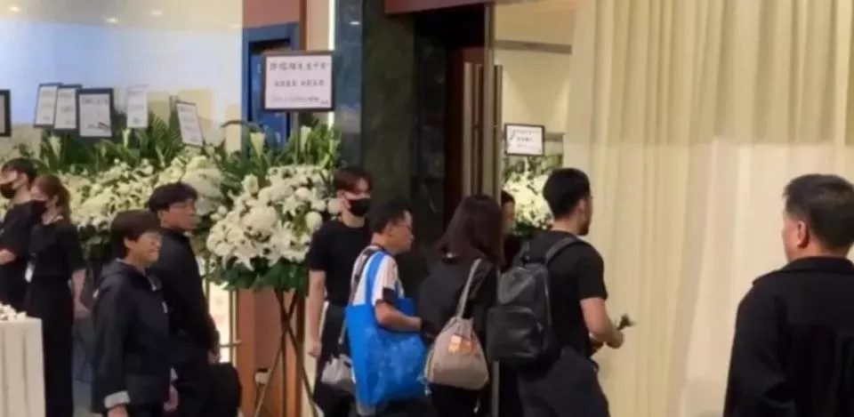 许绍雄追悼会:佘诗曼黄宗泽现身面色憔悴,成龙古天乐送花圈