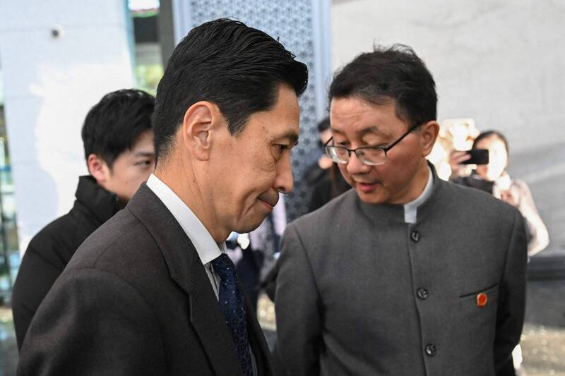 日本外务省亚洲大洋洲局长金井正彰（左）在会谈结束后离开中国外交部，未回应媒体询问。（法新社）
