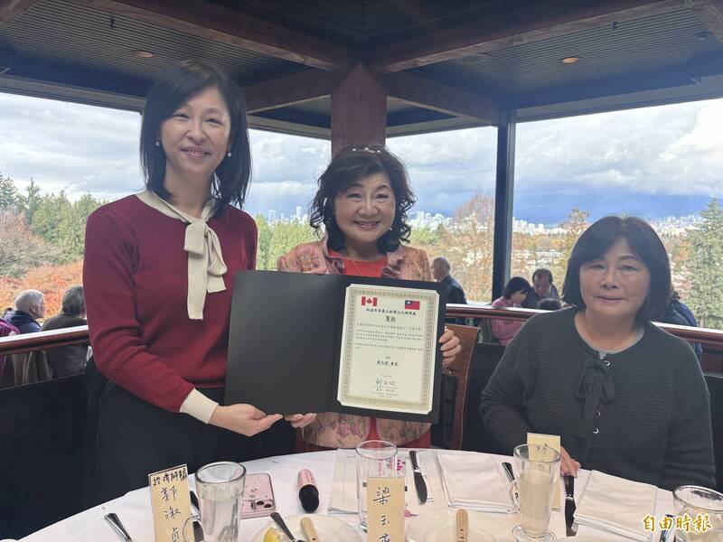 郭淑贞（左）颁奖肯定梁玉燕（右）对推动成立新古诗总会海外分会的努力。（记者张伶铢摄）