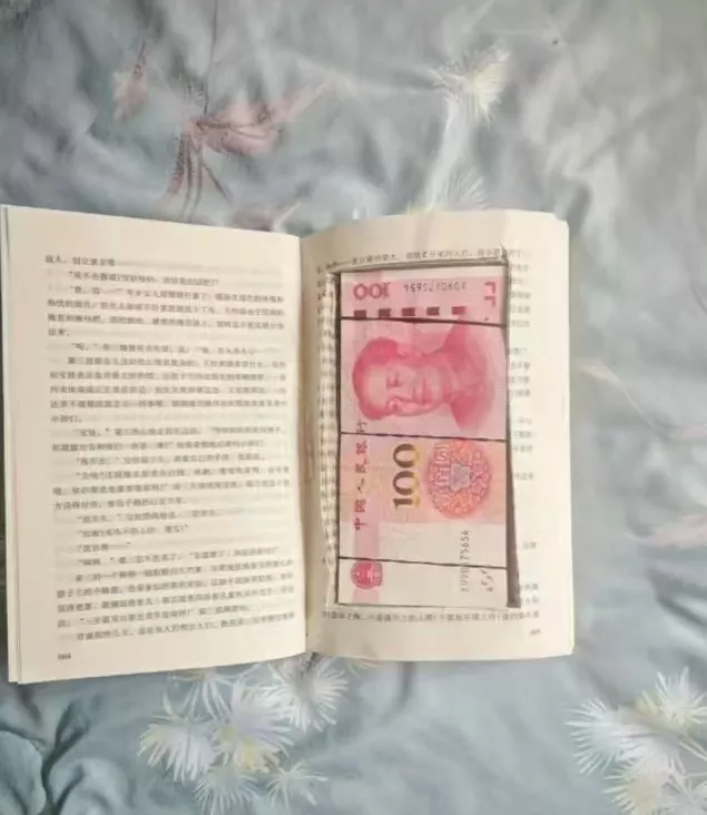 “把书挖个洞 钱藏里面寄过来!”小伙听“女友”指挥邮寄5万 之后他没想到…