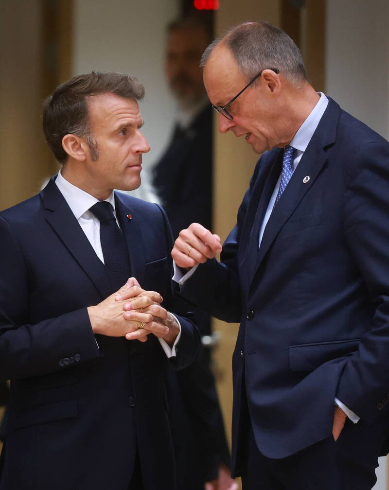 法国总统马克宏（左）和德国总理梅尔茨。（欧新社档案照）