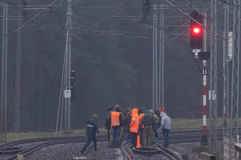 波兰调查人员17日在米卡附近调查铁路遭破坏情形。（法新社）