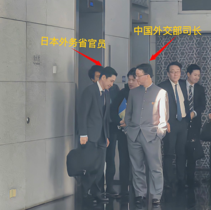 金井正彰18日赴北京与刘劲松等人会晤，会后刘劲松以「双手插口袋」的轻蔑姿态送客。（图翻摄自X平台）