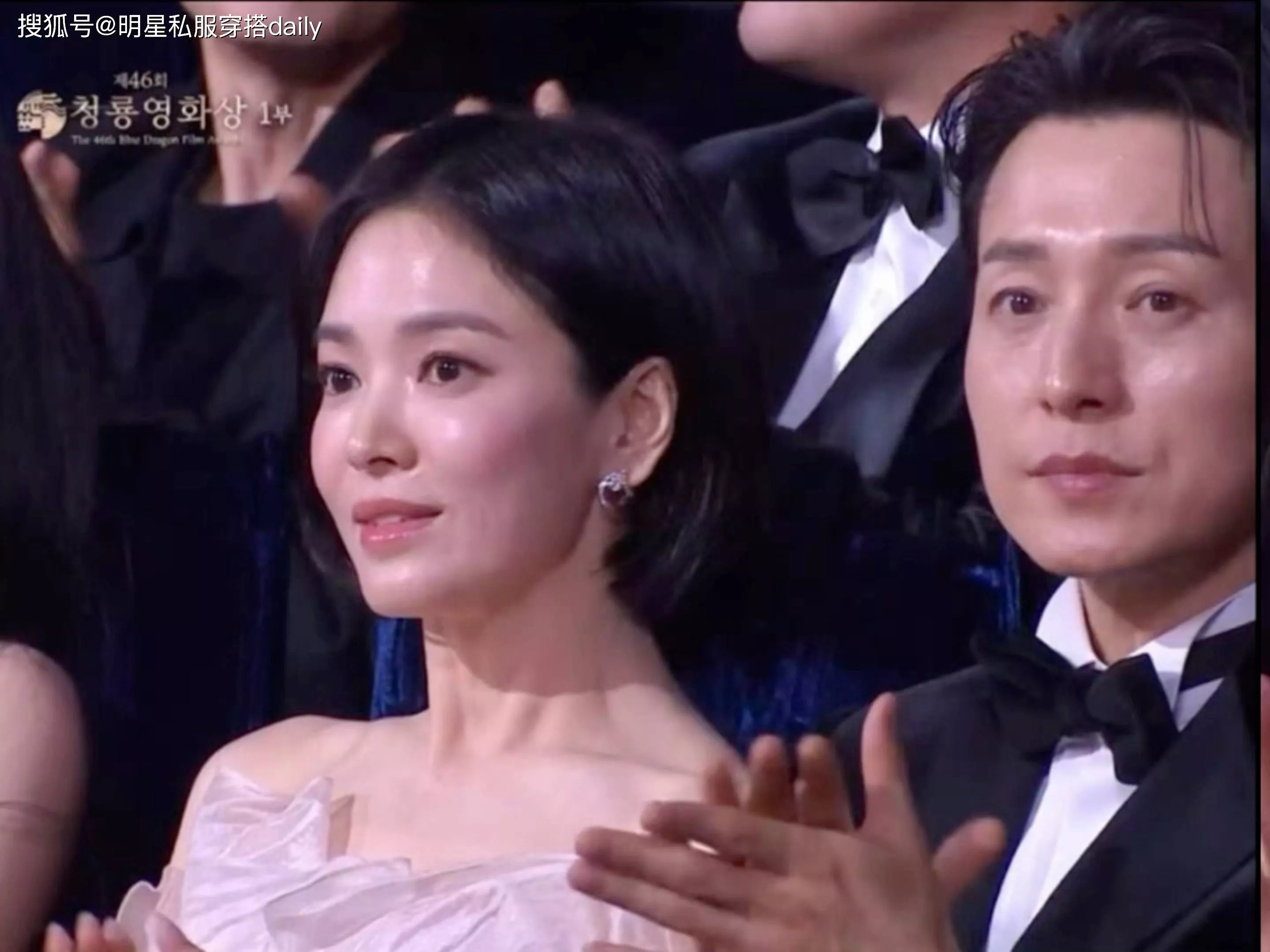 又被宋慧乔美到了!穿粉色礼服坐在河道英身边