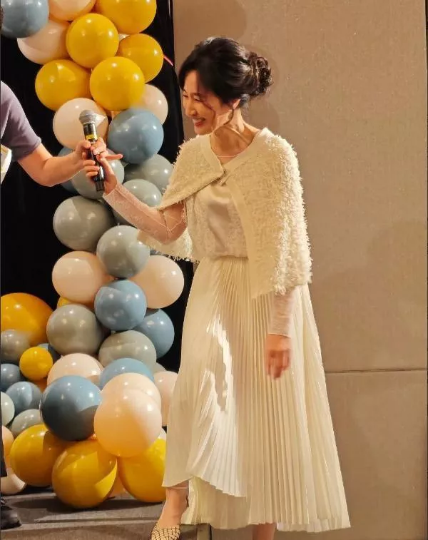 61岁关咏荷素颜照片曝光!脸上皮肤松弛、皱纹多