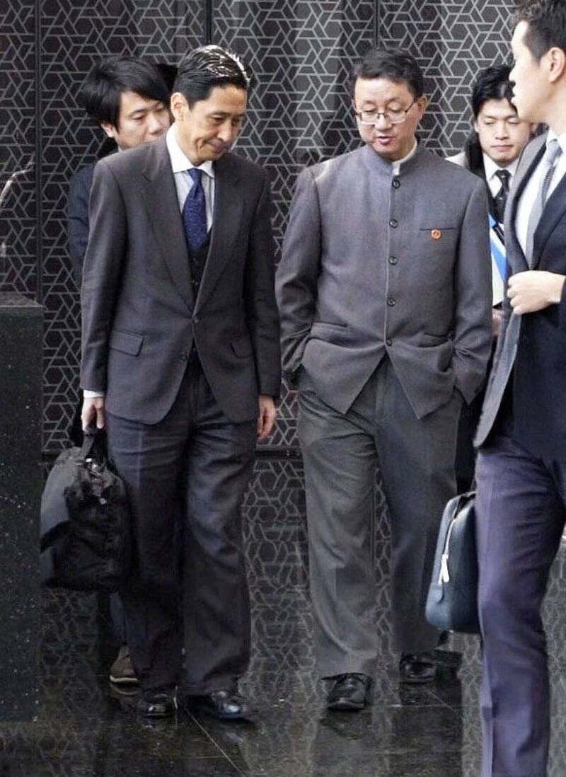 金井正彰18日赴北京与刘劲松等人会晤，中国央视释出会后刘劲松以「双手插口袋」轻蔑姿态送客的照片，引发讨论。（路透）