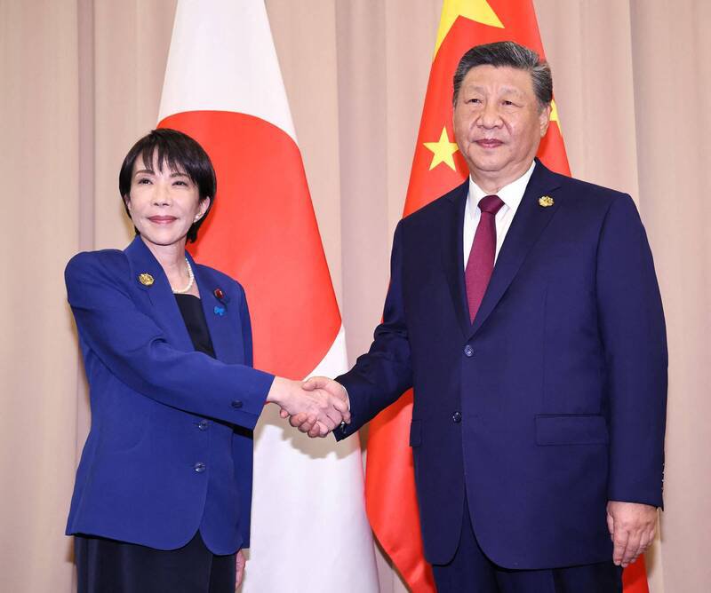 日本首相高市早苗「台湾有事」的说法惹怒中国，中国国企员工透露已被批准去日本玩，纷纷遭要求取消。图为高市与习近平在APEC会面。（法新社档案照）