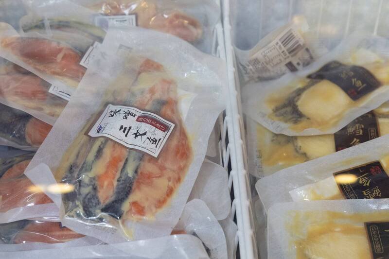 日中关系紧张，中国政府19日再度以「放射线检验不充分」为由，向日方通报停止水产品进口。图为日本水产品在中国超市陈列。（欧新社资料照）