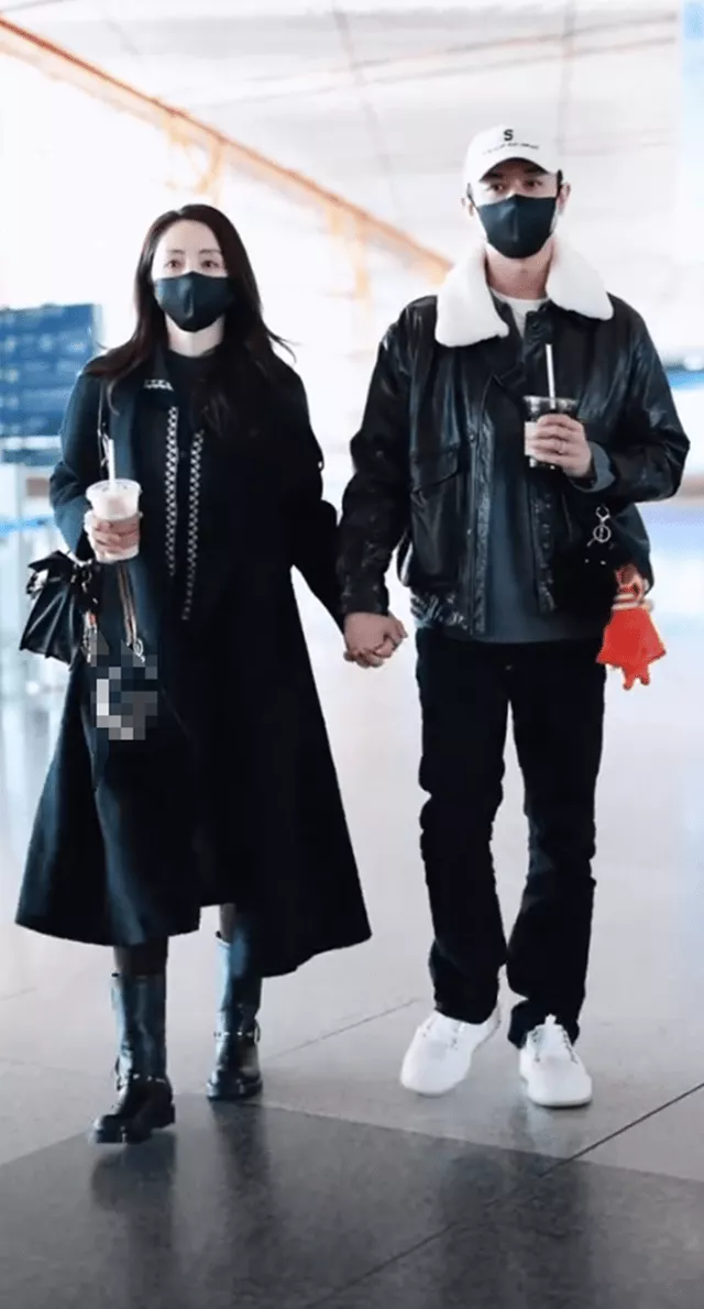 董璇张维伊合体现身机场,笑得一脸幸福