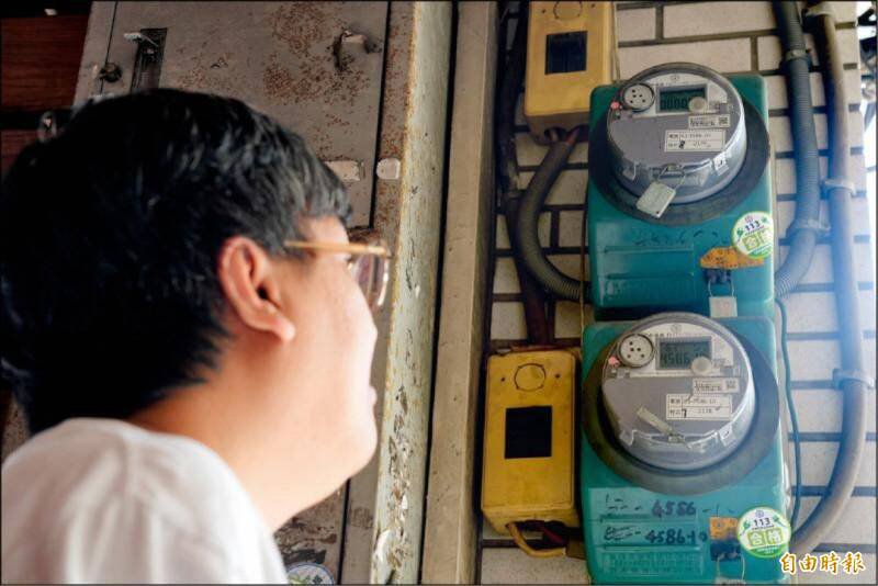 近日日本电力公司爆出惊人舞弊案，一名中部电力子公司员工涉嫌操纵公司内部系统，伪造自己家中电力契约「已终止」状态，长达9年免费用电。示意图。（资料照）