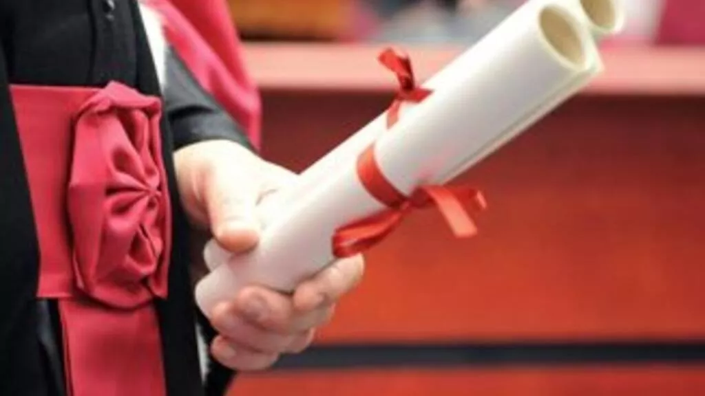 在中国“歧视低学历”:在这国家 管理垃圾需要博士学位