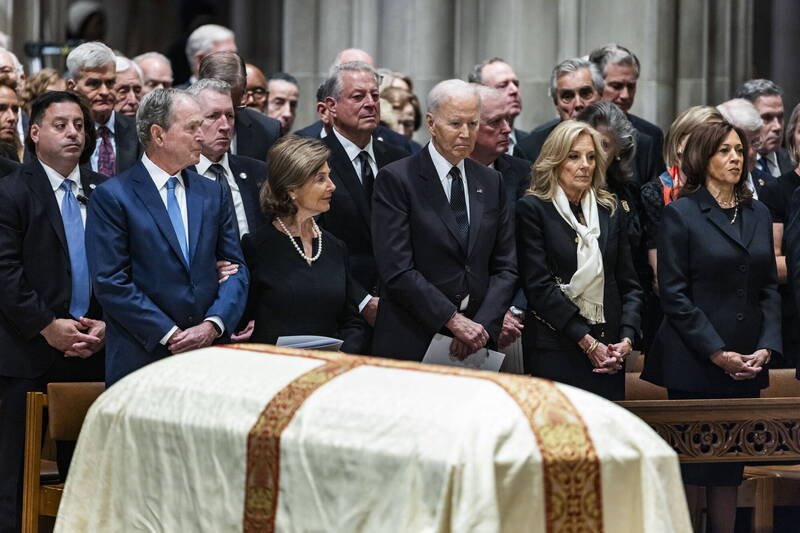 前总统布希、拜登与前副总统贺锦丽等人，出席美国已故副总统钱尼的葬礼。（欧新社）