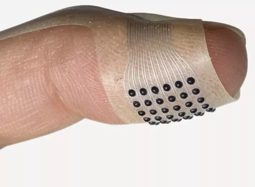 给手指套一片塑料,就能让你摸到屏幕里的人?