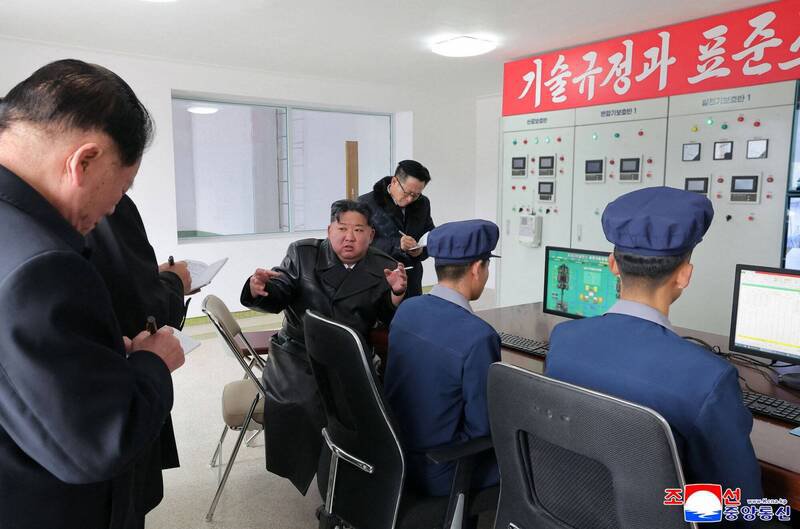 金正恩20日参观电厂内部，勉励工作人员。（法新社）