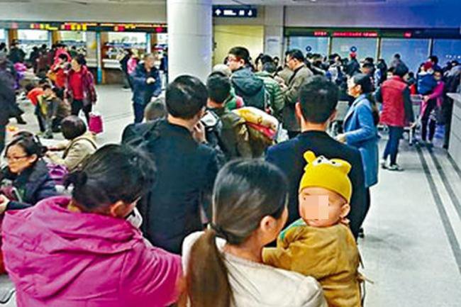 深圳广州医院排长龙   孩子班中一半人请病假