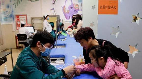 深圳广州医院排长龙   孩子班中一半人请病假