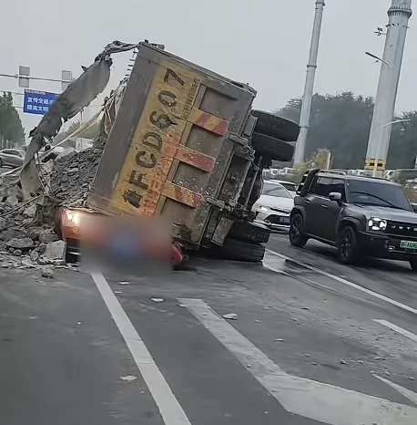 山东烟台一渣土车侧翻压死女老师,遇难者家属回应