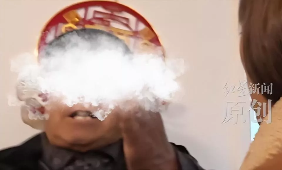 新人结婚老人冲进家里“讨喜”,不给钱就不走