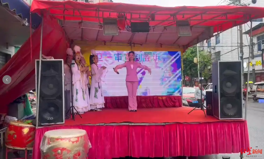 店主帮熟客兑换现金成被告 胜诉后搞演出证明清白