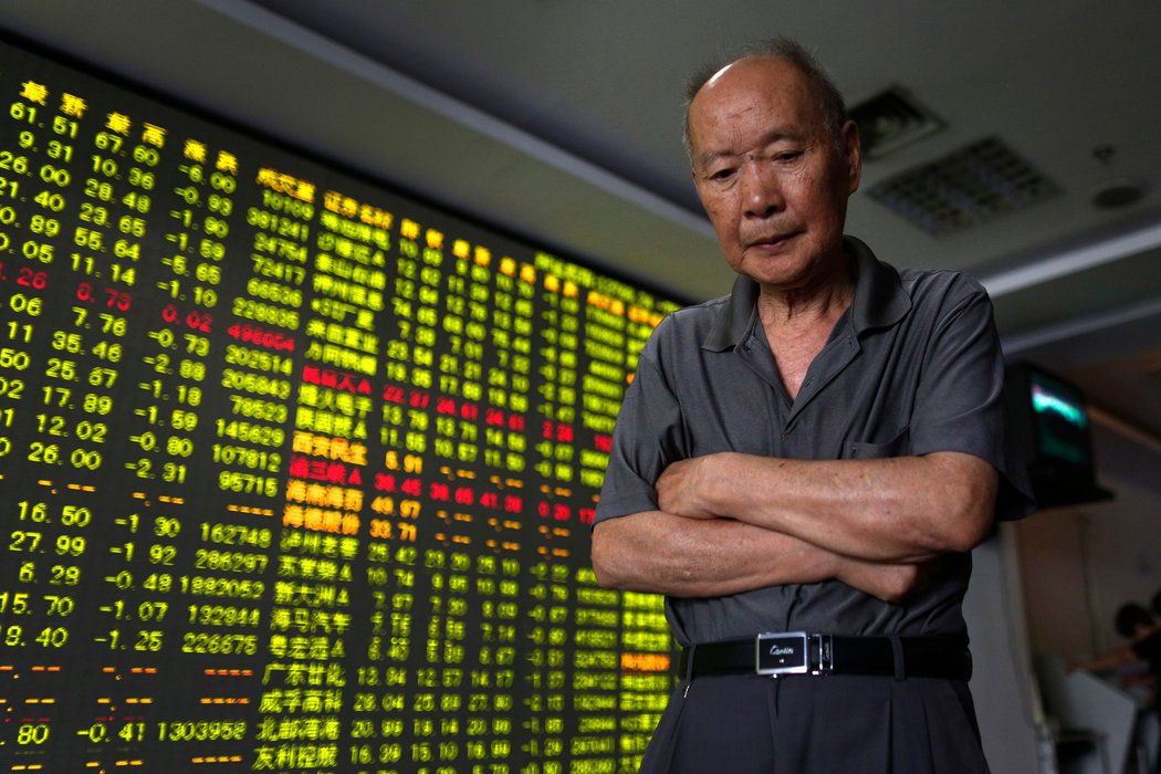 周一,杭州一间证券交易营业厅内的大屏幕显示着股市大跳水。