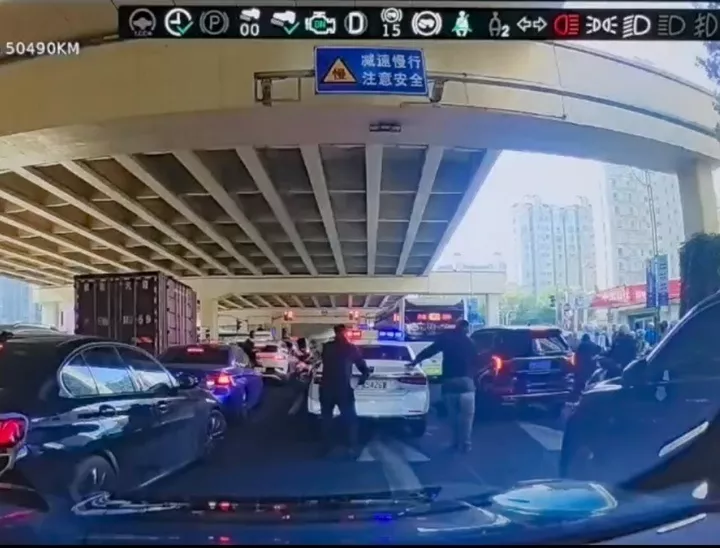 上海街头有车冲撞警车拒捕逃窜,警方通报:是盗车嫌犯