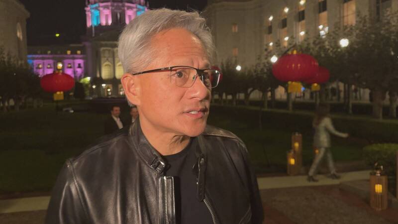 辉达执行长黄仁勋在旧金山参加慈善活动时，谈到如何劝退川普暂缓派兵进入旧金山，他说之前致电川普请总统和旧金山市长罗伟直接通话；「川普善于倾听，如果你以逻辑的、务实的、有常理的方式向他说明，他会听进去。」（中央社）