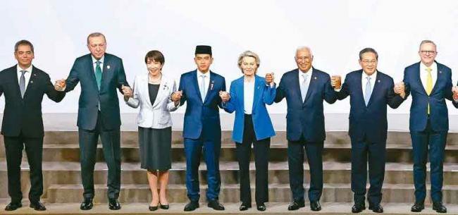 中间隔着3人   李强和她在媒体面前无任何互动