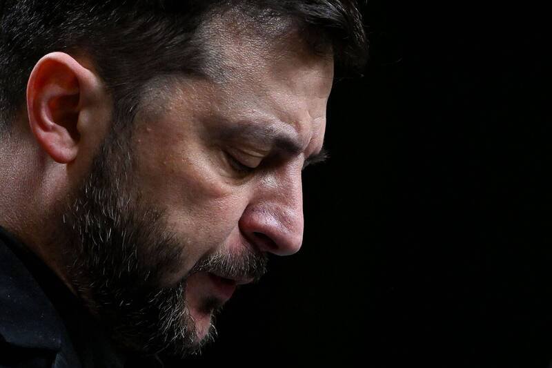 《纽约时报》及《卫报》等外媒分析指出，乌克兰总统泽伦斯基正面临国内外各种压力，在美国强推和平计划下，恐怕没有太多回旋空间。（法新社）