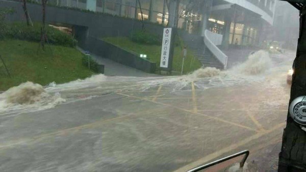 北北基桃暴雨，部分道路甚至出现激流。（读者提供）