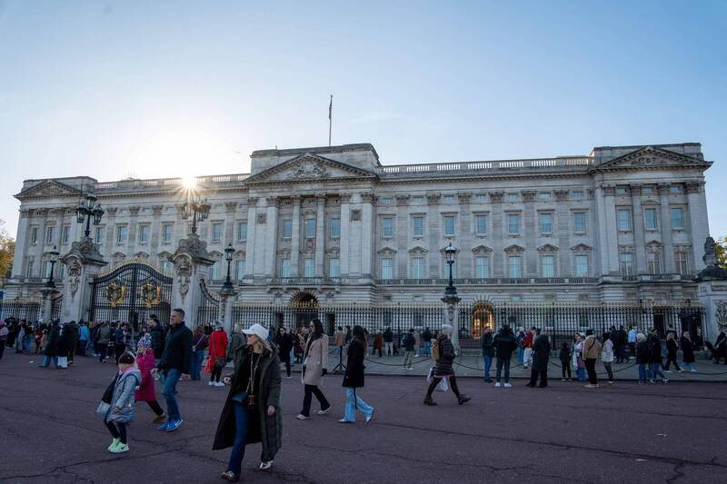 伦敦白金汉宫有「耶诞市集」？21日在白金汉宫外的游客。（法新社）