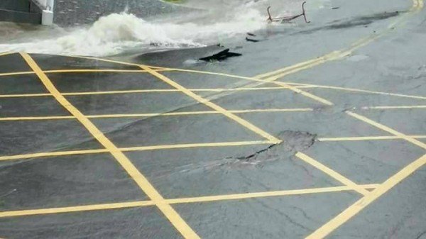 有路面人孔盖承受不住庞大的雨量，被强大的水压冲出路面。（民众提供）