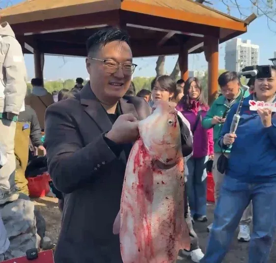 宋合兴捕获一只重达9.2公斤的“鱼王”。图/直播截图